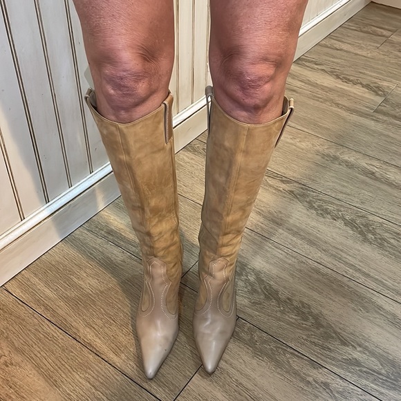 Manolo Blahnik beige suede boots - Picture 5 of 10
